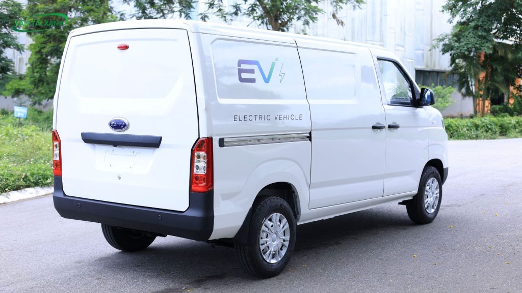 Nội thất hiện đại và khoang chứa rộng rãi của xe điện E5