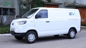 Mặt trước và cổng sạc nhanh của xe tải van Karry E5