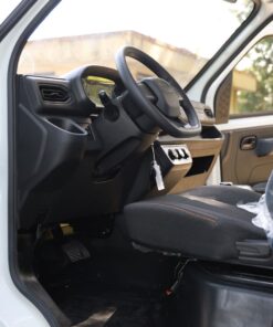 Nội thất cabin hiện đại tích hợp số tự động của xe tải điện X5.