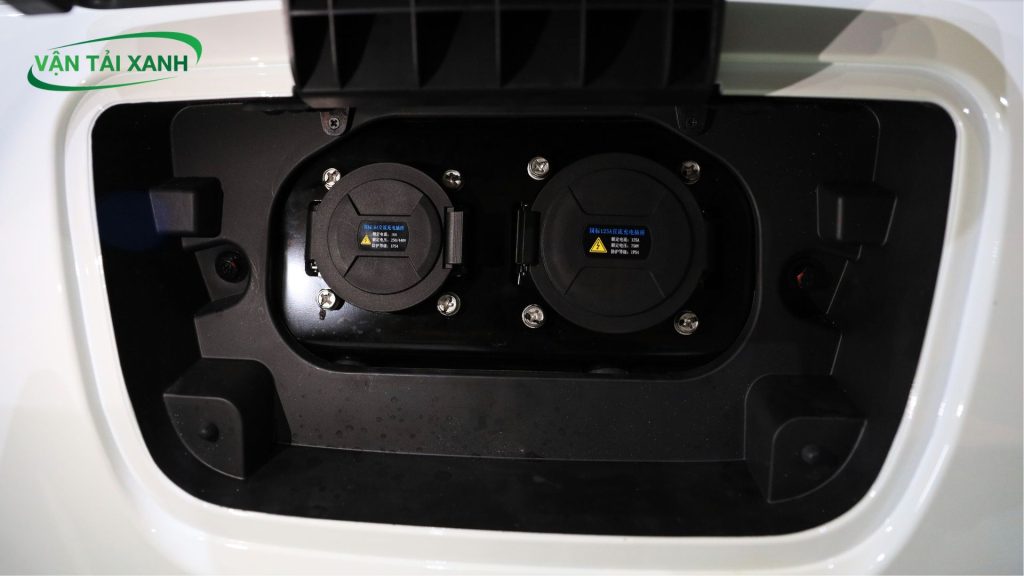 Cổng sạc chuẩn GBT của xe van điện Karry E5 chính hãng