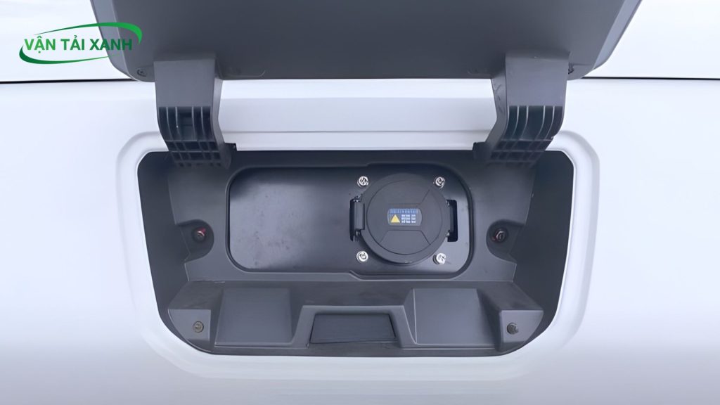 Cận cảnh cổng sạc chuẩn GBT trên xe tải điện Karry X5