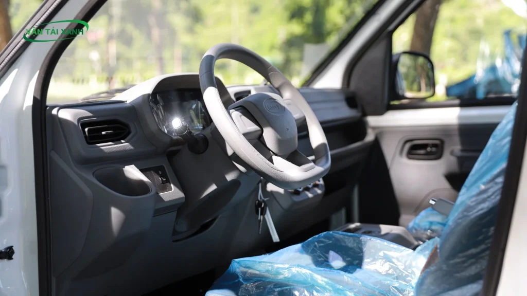 Nội thất hiện đại với màn hình 9 inch của xe van điện Karry E5