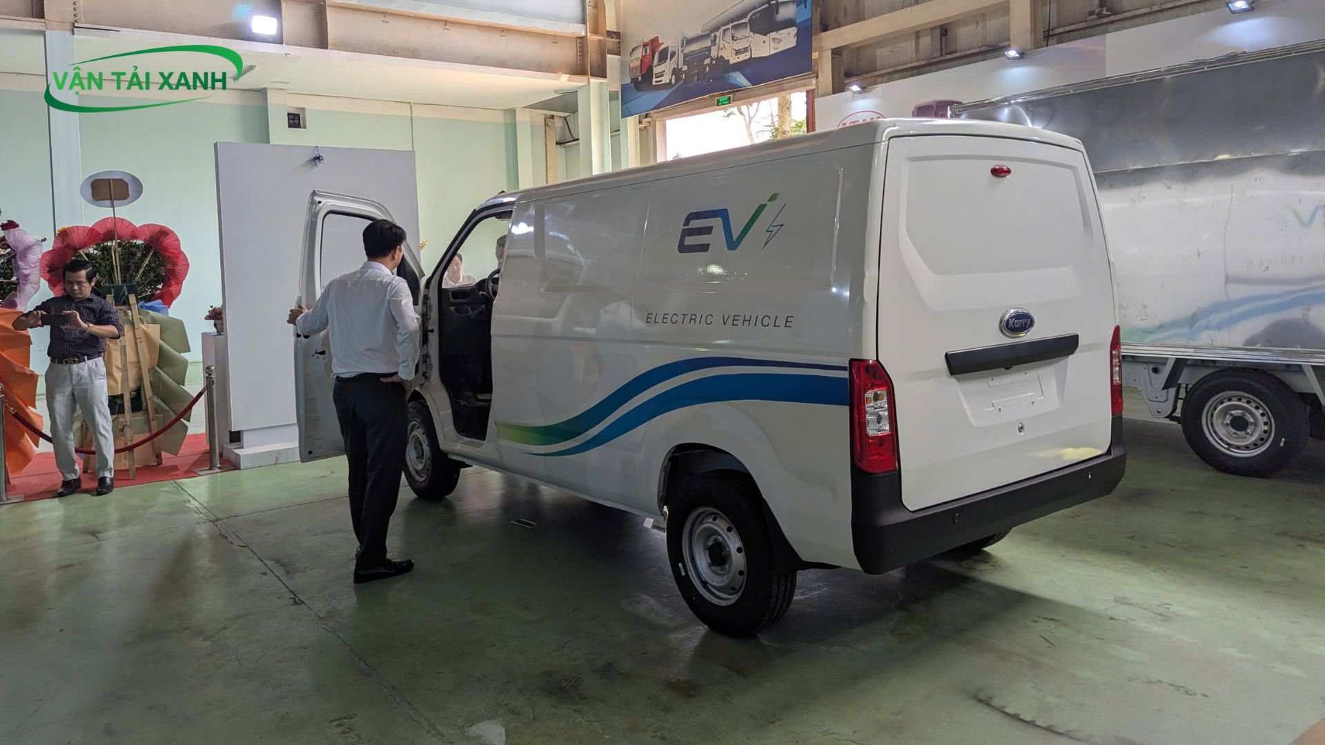 Khách hàng đánh giá thùng hàng rộng 5.3 - 5.6 m3 của xe van điện Karry E