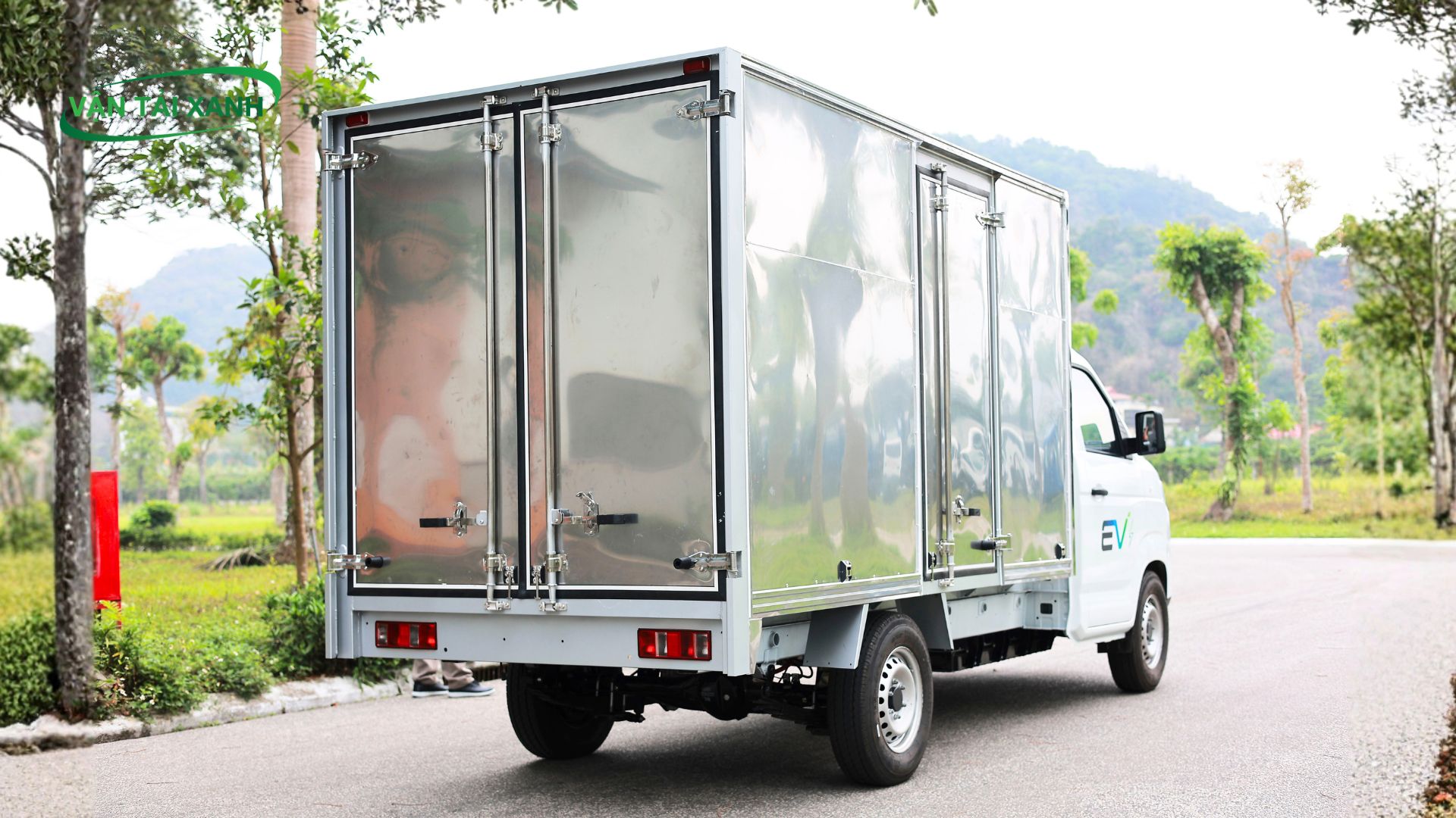 Thùng kín trang bị trên xe tải điện X5 ra mắt 2026