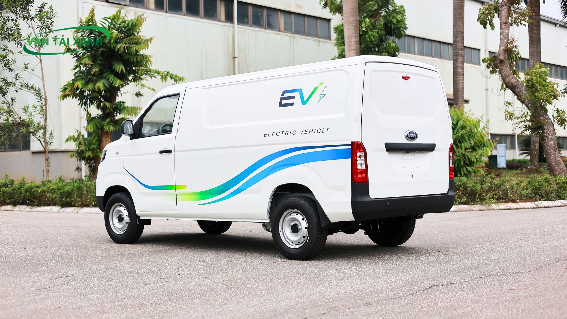 Xe Van điện E5 - Với tải trọng 945kg, quảng đường hơn 230km