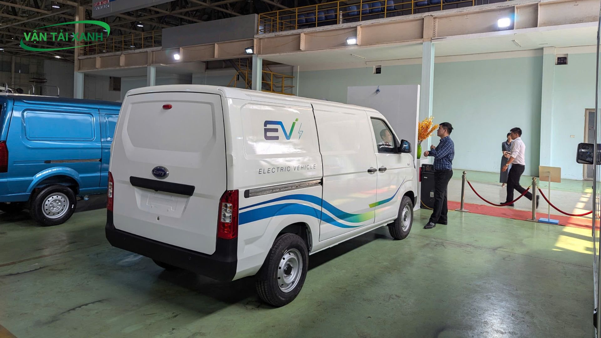 Khách hàng trải nghiệm xe van điện 2026