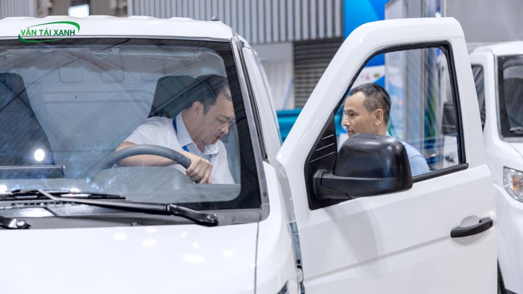 Nội Thất Xe Van E5 Hiện Đại, Đầy Đủ Tiện Nghi