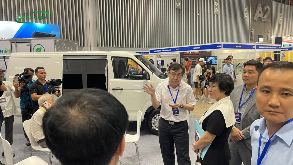 Khách hàng quan tâm đến bộ đôi xe tải xanh tại Hôi chợ triển lãm xe 2026