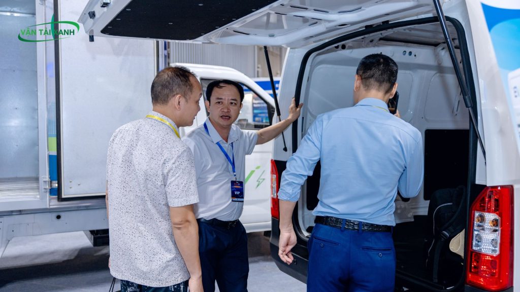 Khách hàng đánh giá không gian lòng thùng 5,6 m3 của xe tải van điện Karry E5 tại SECC.