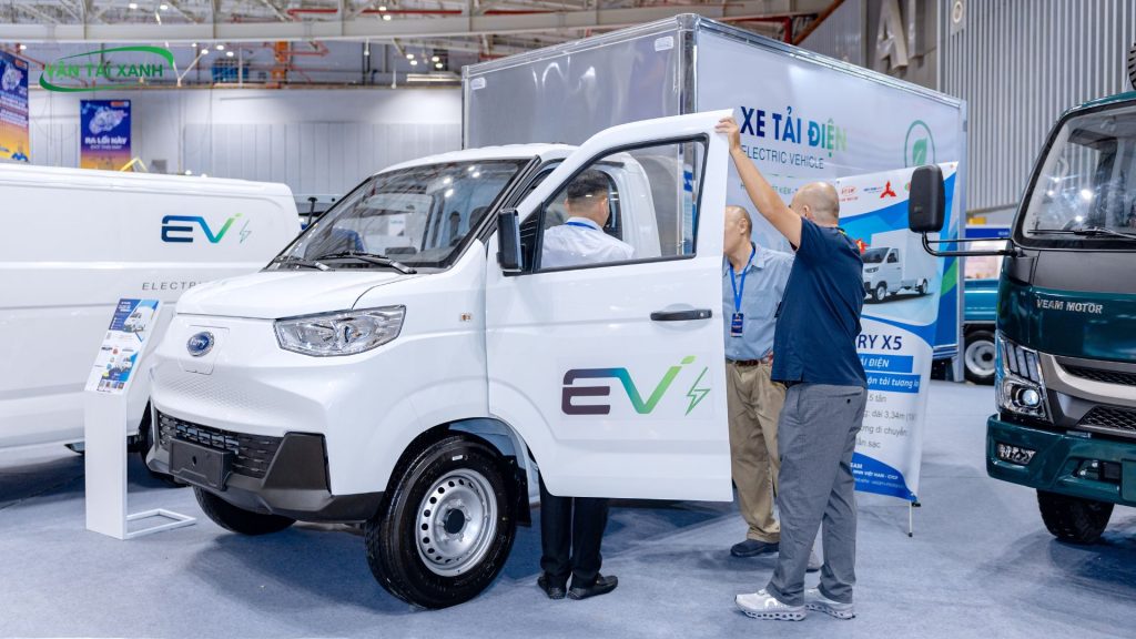 Khách hàng tham quan xe tải điện Karry X5 1.495kg