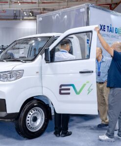 Khách hàng tham quan xe tải điện Karry X5 1.495kg