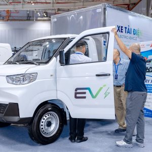 Khách hàng tham quan xe tải điện Karry X5 1.495kg