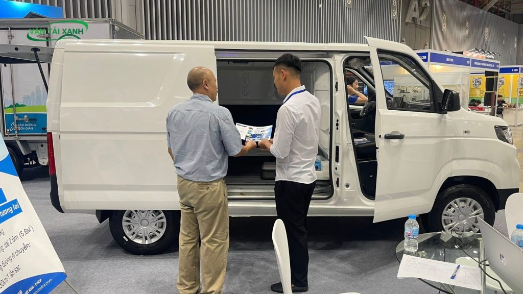 Chuyên viên xetaidien.vn đang giới thiệu thùng hàng 5,6 m3 của xe tải van Karry E5 cho đối tác vận tả