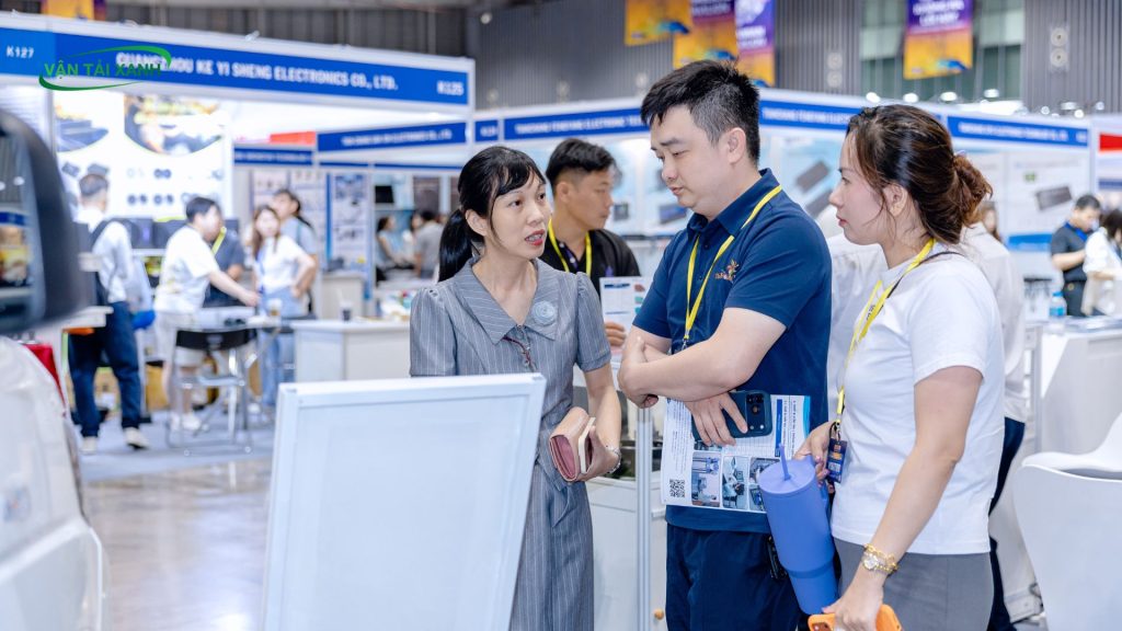 Tư vấn chi tiết xe tải điện Karry. khách hàng đặt trước nhận ưu đãi lớn ngay tại triển lãm Autotech.