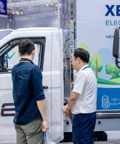 Khách hàng tham quan đánh giá và lái thử xe tải điện Karry X5