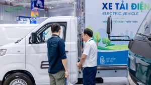 Khách hàng tham quan đánh giá và lái thử xe tải điện Karry X5