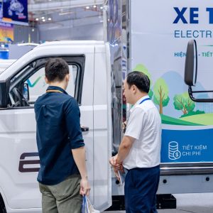 Khách hàng tham quan đánh giá và lái thử xe tải điện Karry X5