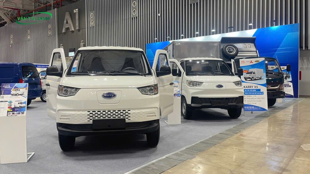 Bộ đôi xe tải điện X5 và xe van điện E5 trưng bày tại gian hàng của công ty Năng Lượng Xanh Việt Nam