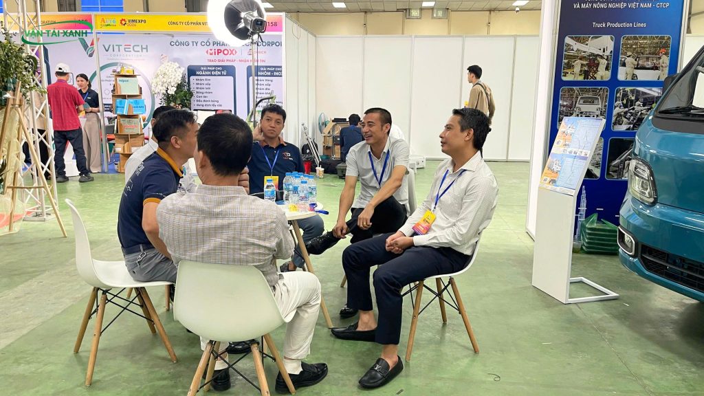 Doanh nghiệp logistics đàm phán giải pháp vận tải xanh tại gian hàng xetaidien.vn ngày thứ 2
