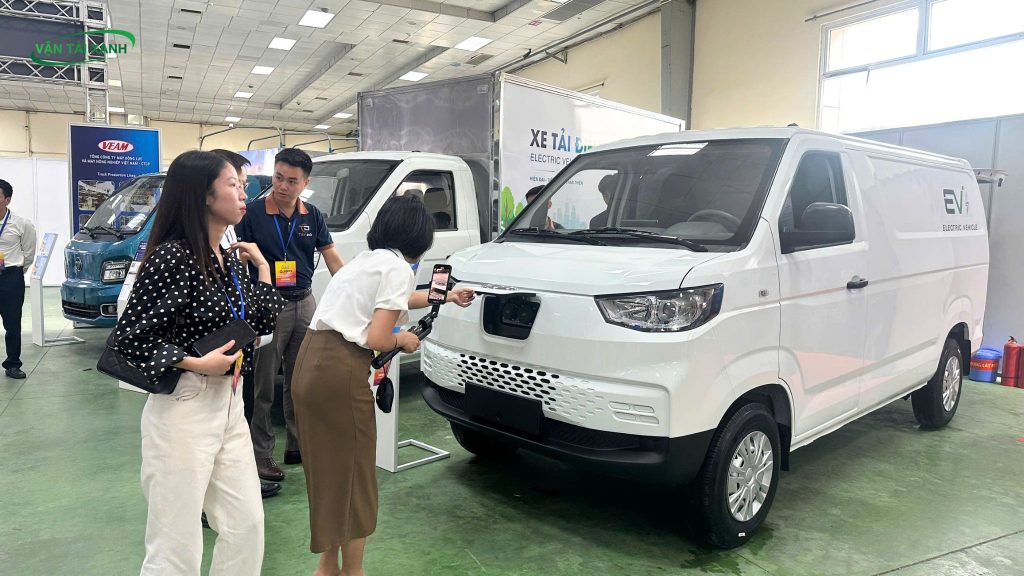 Bộ đôi xe tải điện X5 và E5 tại triển lãm Hà nội