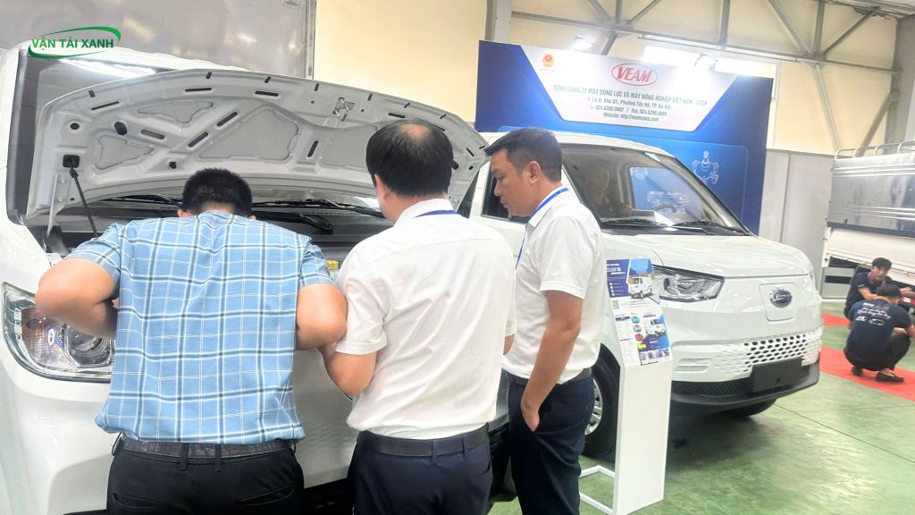 Khách tham quan trải nghiệm cabin số tự động Xe tải điện Karry X5.