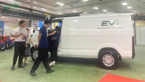 Khách hàng trải nghiệm khoang chứa hàng rộng 5,6 m3 của xe tải van điện Karry E5 tại I.C.E Hà Nội.