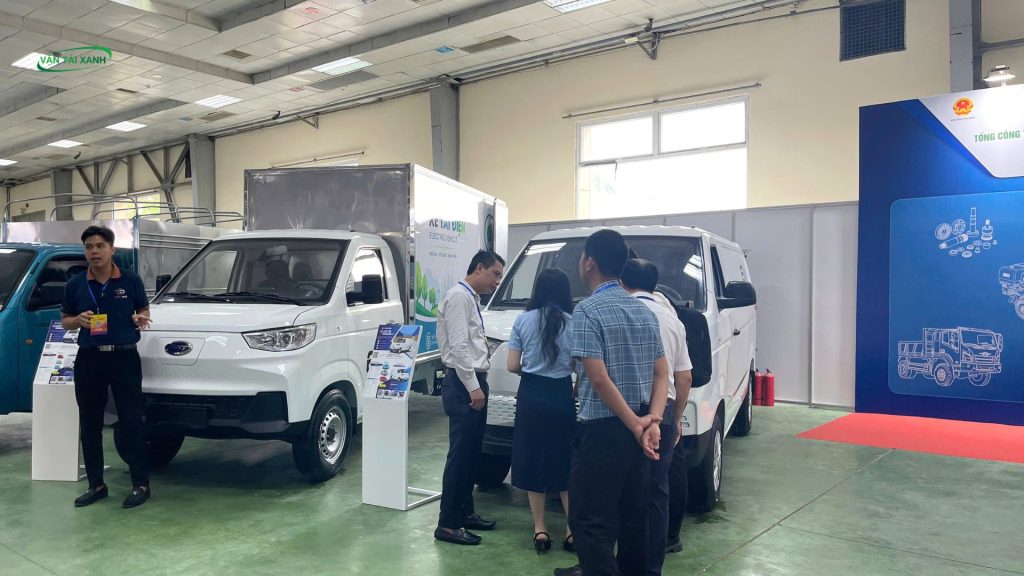 Khách Hàng Và Đối Tác Có Mặt Và Xem Xe Tại Triển Lãm