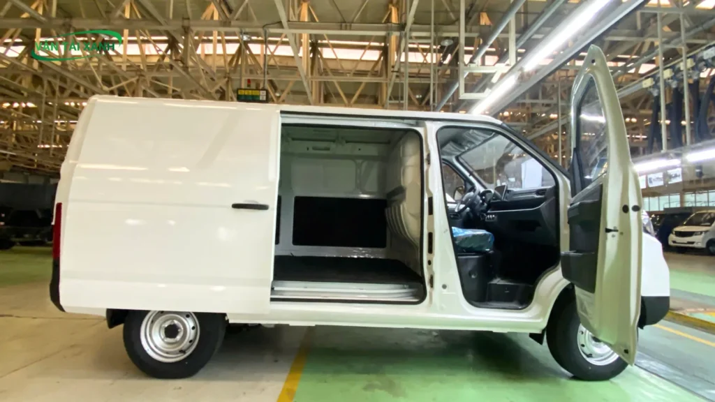 Khoang hàng và chi tiết xe van điện Karry E5 giao cho khách