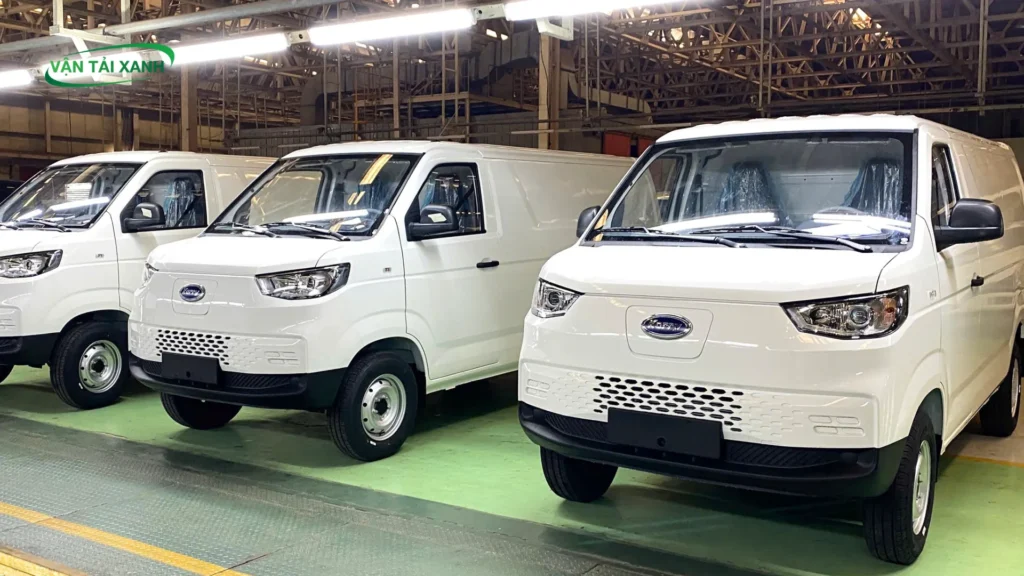 Dàn xe van điện đang được kiểm tra lần cuối tại nhà máy