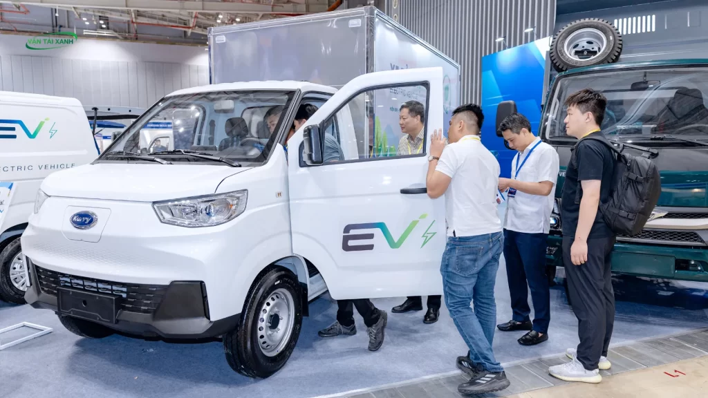 Khách hàng tham quan xe tải điện X5