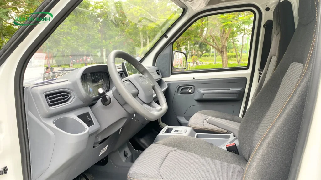 Khoang nội thất hiện đại của xe van điện Karry E5 bản thương mại