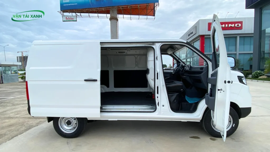 Cửa bên hô0ng thiết kế dạng trượt của Xe Tải Van Điện E5