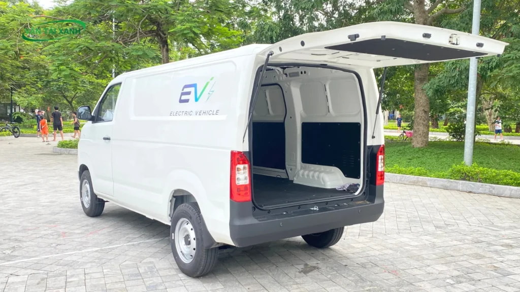 Khoang chở hàng của Xe van điện E5 với cửa sau nâng lên