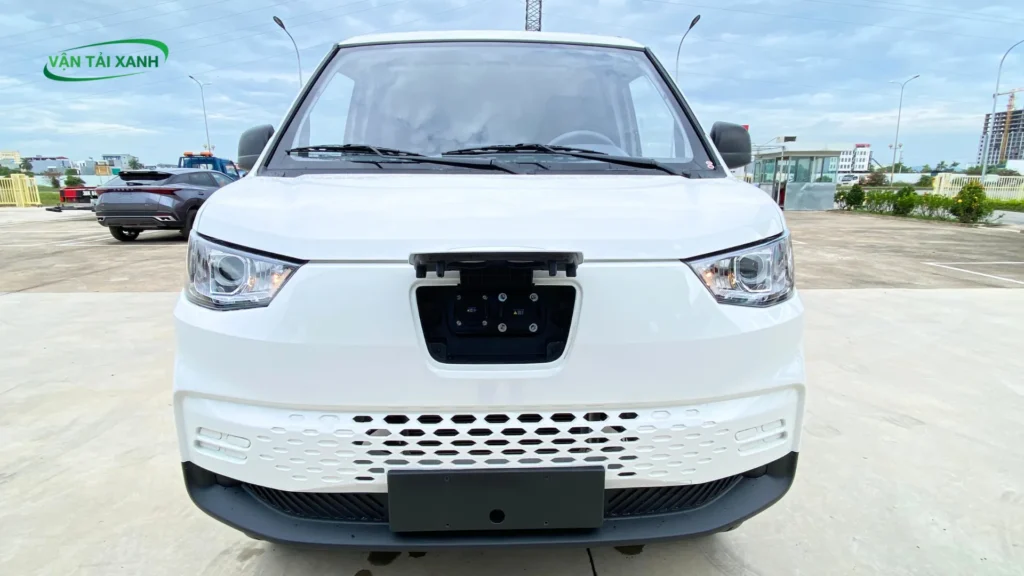 Cổng sạc kép DC/AC và động cơ Inovance trên xe van điện Karry E5