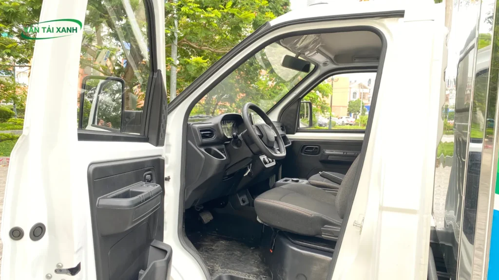 cabin của Karry X5 được tối ưu hóa nhằm mang lại sự thoải mái tối đa cho tài xế và phụ xe