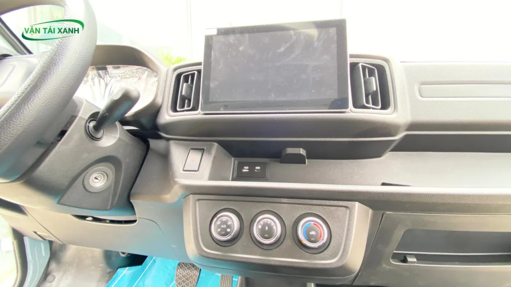 Màn hình cảm ứng 9 inch và cần số núm xoay trên xe tải điện Karry X5