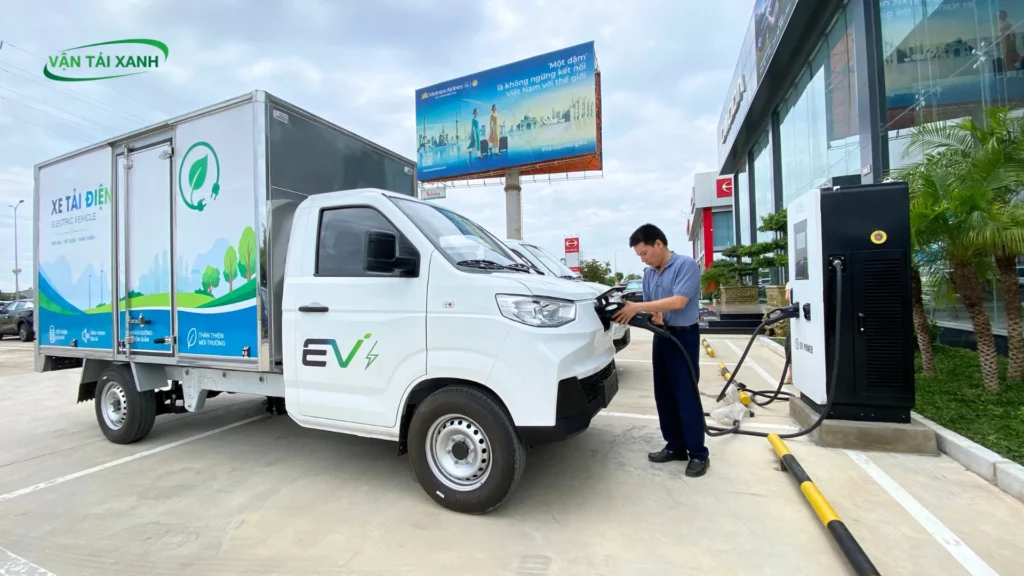 Bàn giao xe tải điện Karry thùng kín 1.495kg cho khách hàng