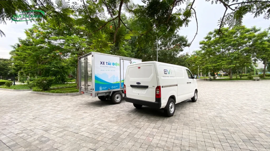Xe tải điện và tải van điện có nhiều phiên bản và màu sắc khác nhau.