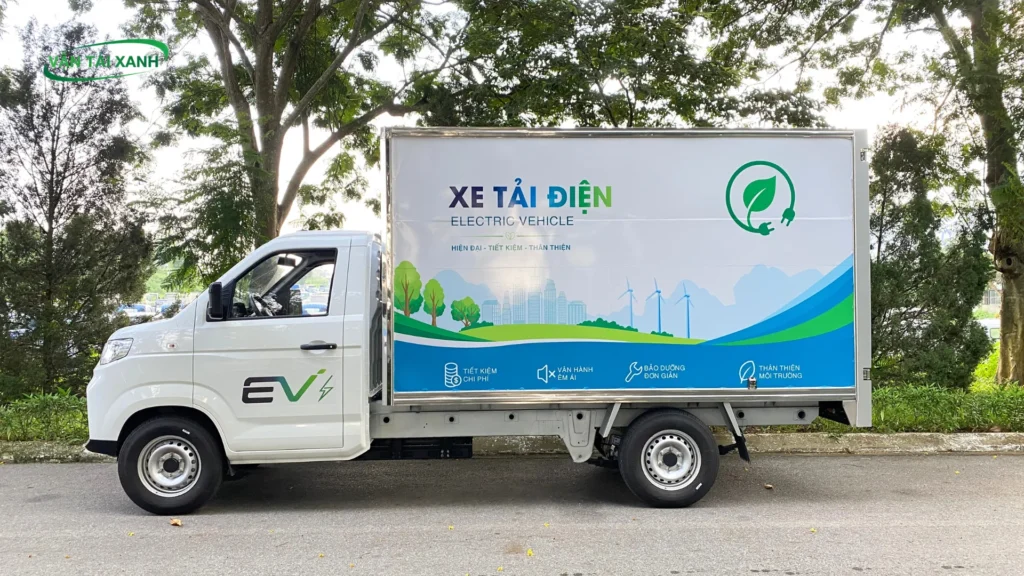 Karry X5 Trang bị khoang cabin rộng rãi với 2 ghế nỉ, màn hình 9 inch, điều hòa 2 chiều và gói an toàn cao cấp