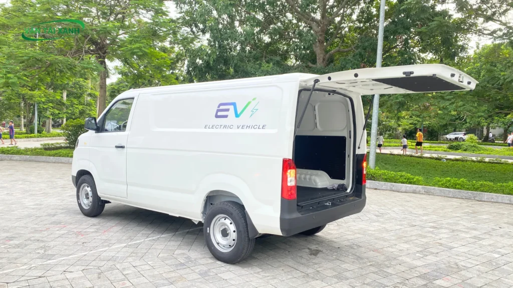 Khoang chứa hàng rộng rãi của xe van điện Karry E5 bản thương mại