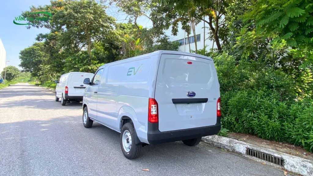 Xe van điện E5 được trang bị nhiều màu sắc khác nhau.