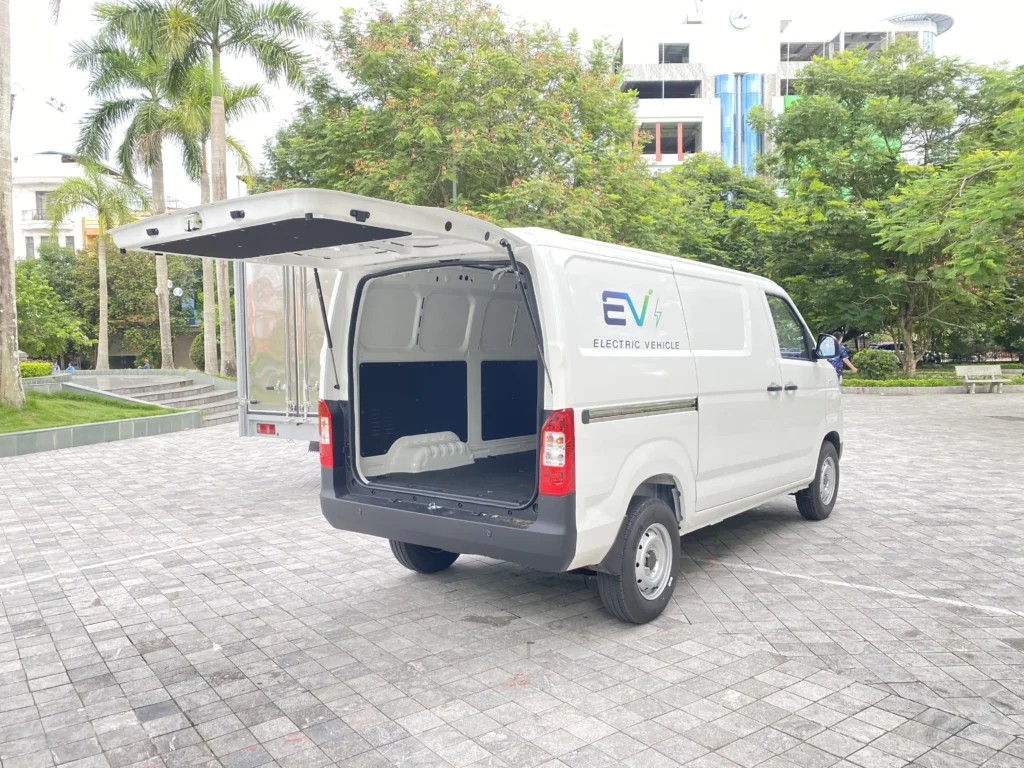 Khoang hàng kín an toàn và tối ưu của xe van điện giao hàng nội đô
