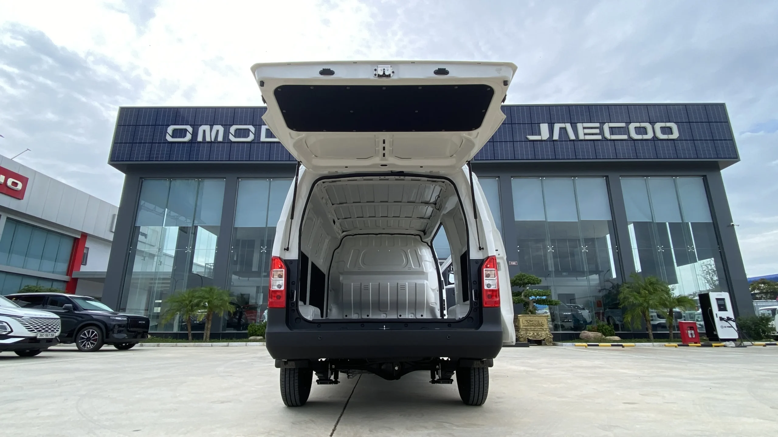 Khoang hàng 5,6m3 rộng rãi của xe van điện Karry E5 - Xetaidien.vn