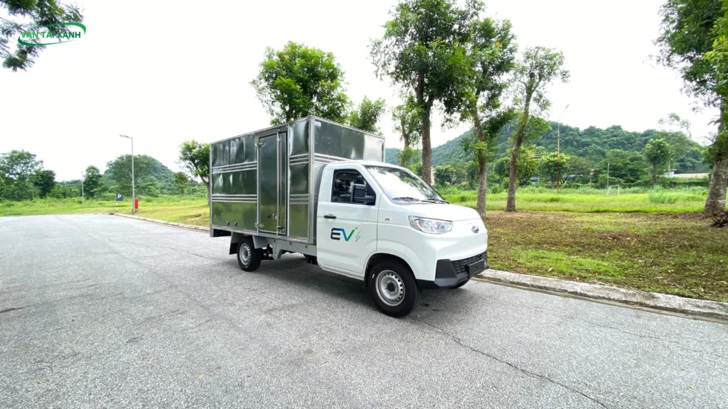 Chiều dài lòng thùng 3.33m giúp xếp chồng nhiều lớp thùng carton một cách gọn gàng