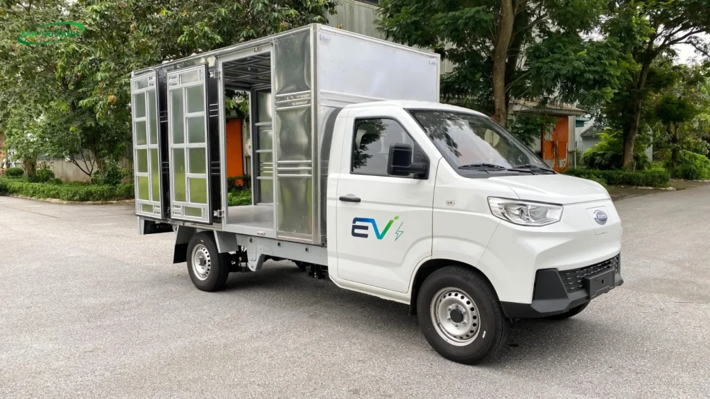 Xe tải điện Karry X5 Thùng Kín bốc xếp hàng hóa tại kho - Xetaidien.vn