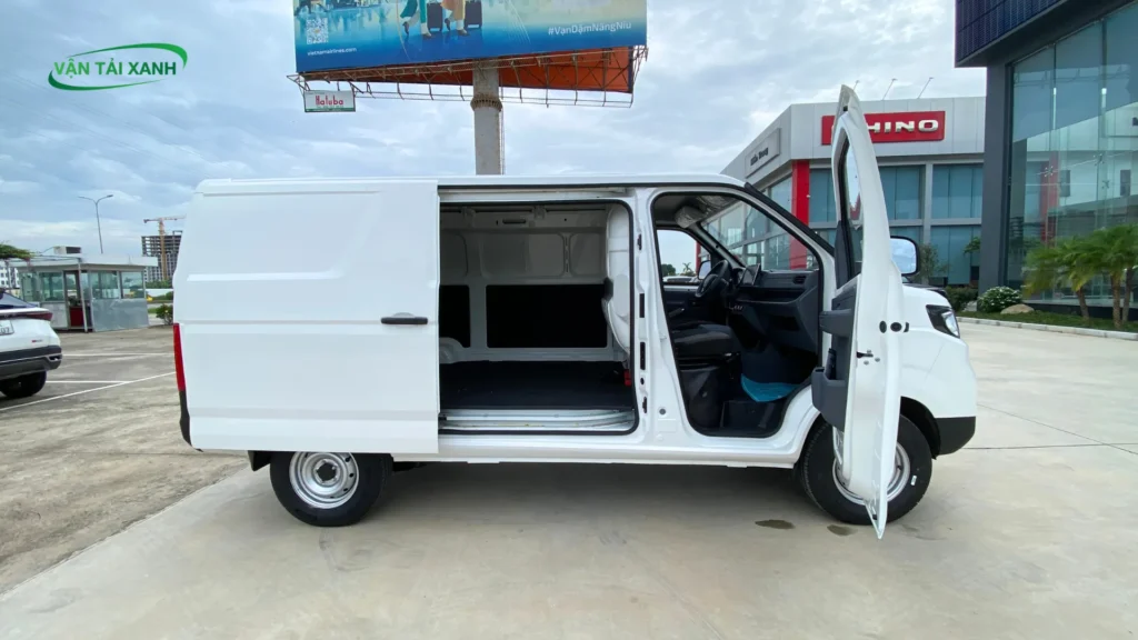 Khoang nội thất hiện đại với cần số tự động trên vô-lăng của xe van điện Karry E5 945kg