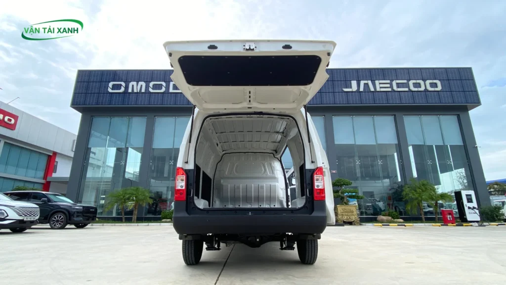 Thùng xe có dung tích hơn 5,6 m3. đáp ứng hoàn hảo cho vận tải nội đô